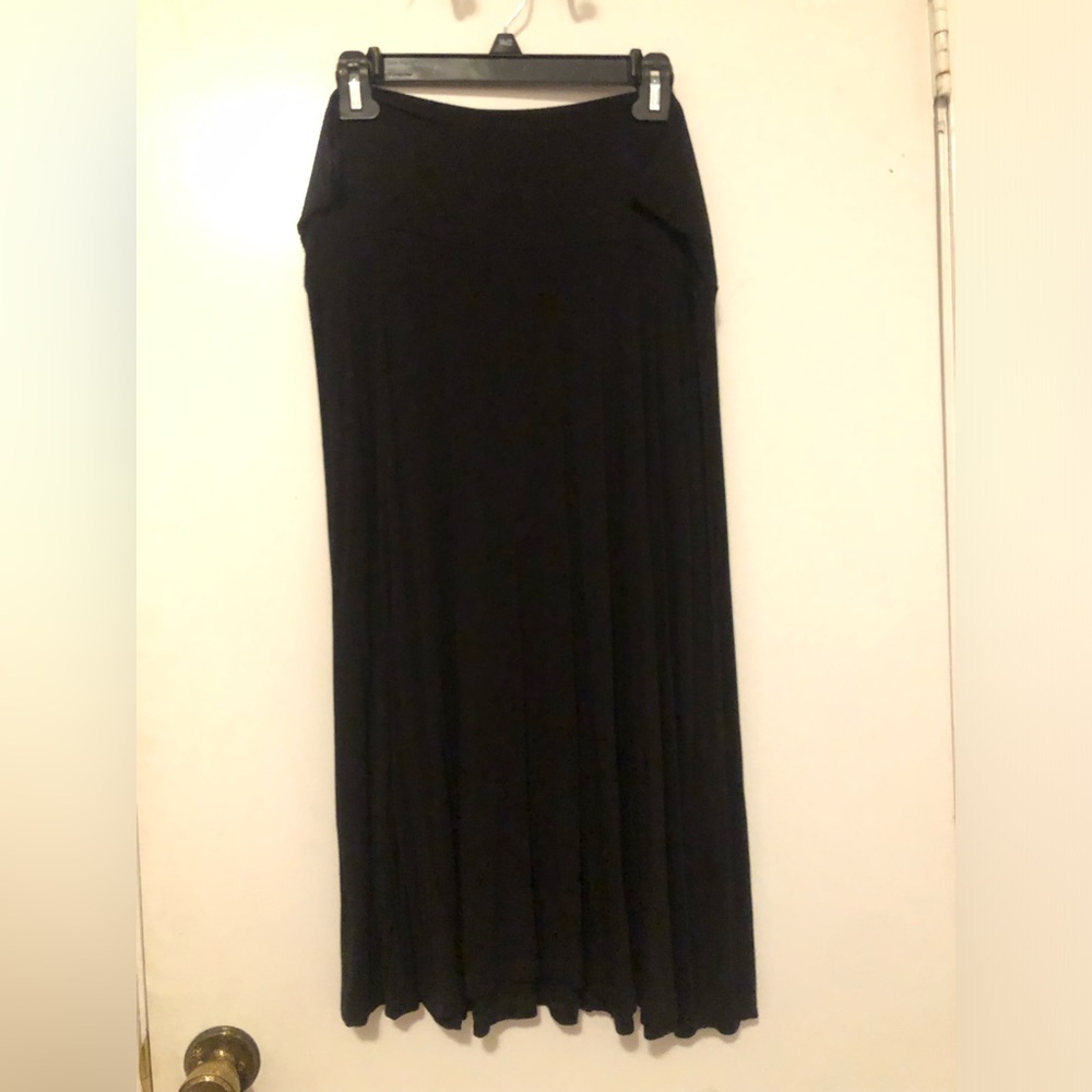 Lock & Love shin length 2X skirt, soft material, long hip waist line.